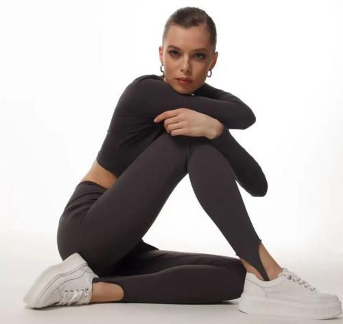 Как выбрать обувь к лосинам со штрипками для разных случаев. С чем носить лосины со штрипками