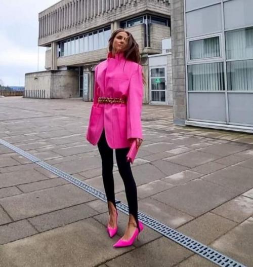 Какие универсальные комбинации с лосинами со штрипками подходят для разных сезонов. Леггинсы со штрипками снова в моде –, как носить этот тренд весной 2024 года