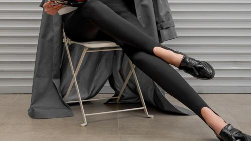 Лосины со штрипками с чем носить. С чем носить леггинсы со штрипками?