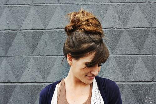 Как сделать стильный пучок на короткие волосы. Особенности выполнения 32