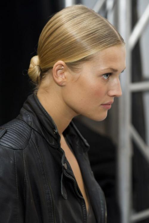 Модные кудри 2022. Стильный пучок на длинные волосы 2022