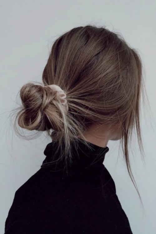 Модные кудри 2022. Стильный пучок на длинные волосы 2022