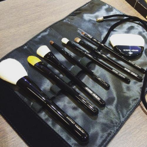 Как наносить тональный крем кистью. Как наносить тональную основу кистью?