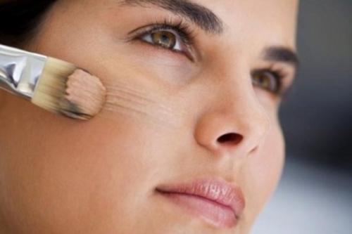 Почему тональный крем ложится чешуйками. Тональный крем ложится пятнами, скатывается: причины