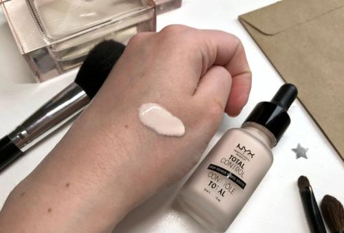 Как нанести тональный крем, чтобы он был незаметен. Правила «незаметного» нанесения тонального крема