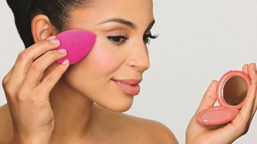 Нанесение тонального крема влажным спонжем. Спонжи для макияжа: что? зачем?, как?