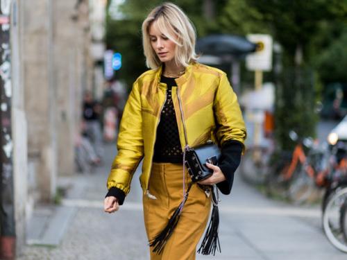 Как и с чем носить черную женскую куртку в 2022 году. Куртка бомбер пилот — главные тенденции 2022 года