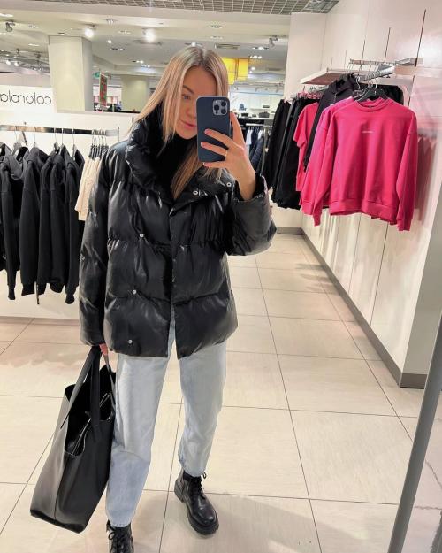 Зимний образ с черным пуховиком. Стильные образы с женской черной курткой: зимние идеи и яркие аксессуары