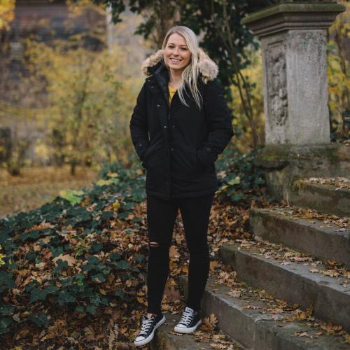 Зимний образ с черным пуховиком. Стильные образы с женской черной курткой: зимние идеи и яркие аксессуары