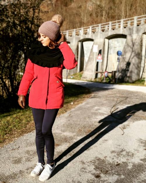 Красная ветровка с чем носить. Модные женские образы с зимней красной курткой и подходящие аксессуары к ней