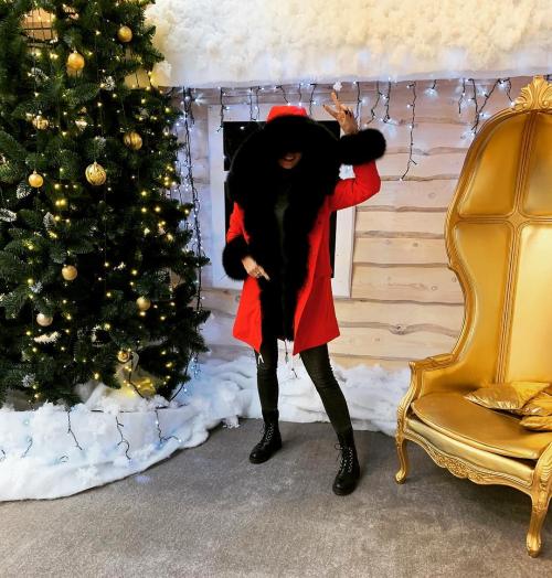 Красная ветровка с чем носить. Модные женские образы с зимней красной курткой и подходящие аксессуары к ней