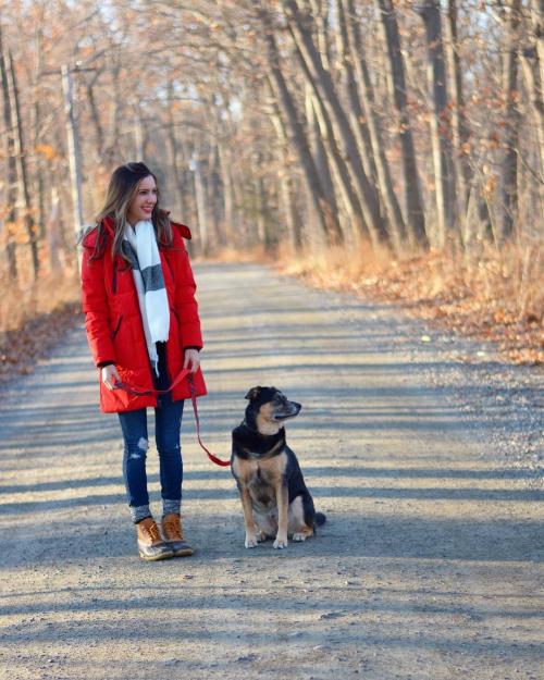 Красная ветровка с чем носить. Модные женские образы с зимней красной курткой и подходящие аксессуары к ней