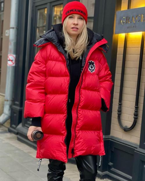 Красная ветровка с чем носить. Модные женские образы с зимней красной курткой и подходящие аксессуары к ней