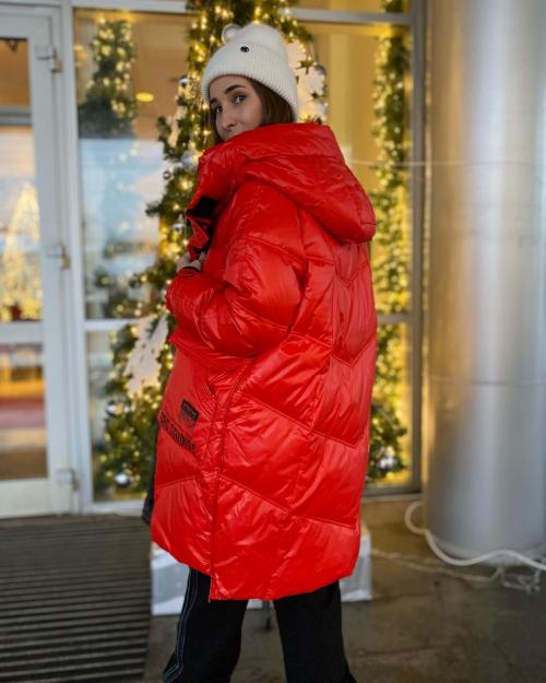 Красная ветровка с чем носить. Модные женские образы с зимней красной курткой и подходящие аксессуары к ней