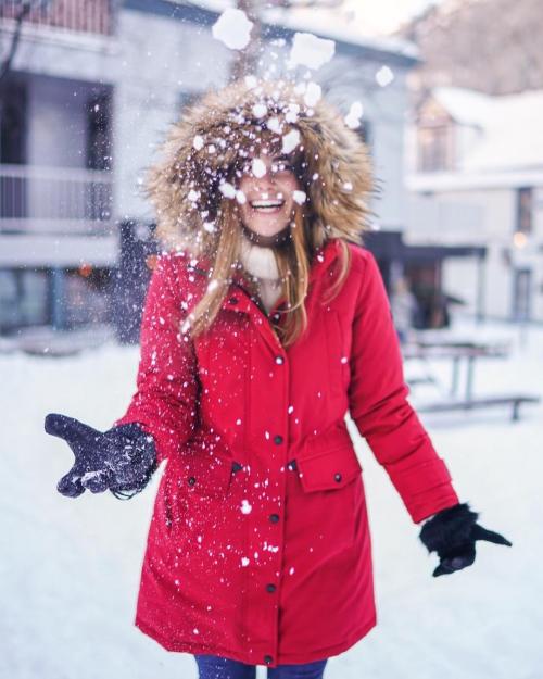Красная ветровка с чем носить. Модные женские образы с зимней красной курткой и подходящие аксессуары к ней