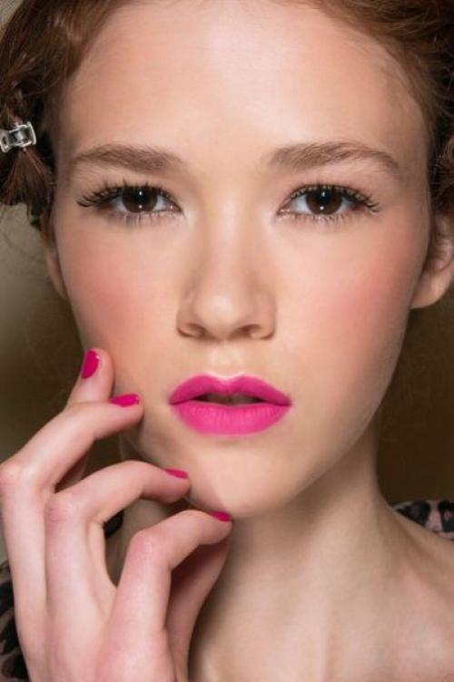 Как нанести тональный крем на шелушащуюся кожу. Как делать макияж, если лицо шелушится?