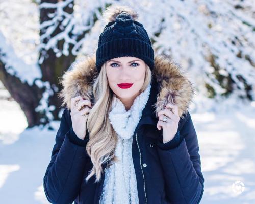 С чем носить черную женскую куртку. Стильные образы с женской черной курткой: зимние идеи и яркие аксессуары