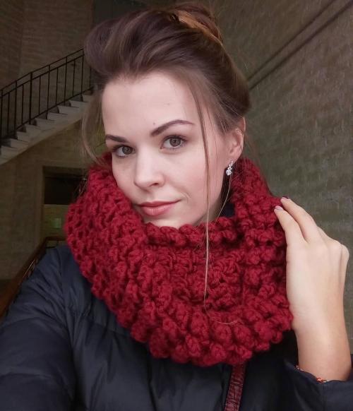 С чем носить черную женскую куртку. Стильные образы с женской черной курткой: зимние идеи и яркие аксессуары