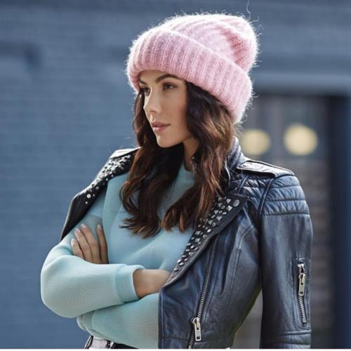 С чем носить черную женскую куртку. Стильные образы с женской черной курткой: зимние идеи и яркие аксессуары