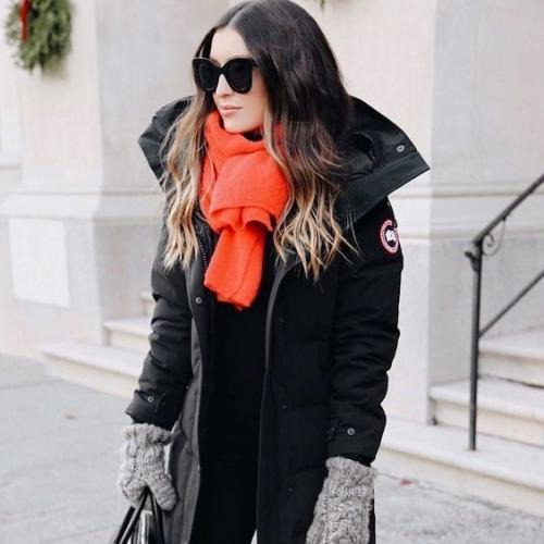 С чем носить черную женскую куртку. Стильные образы с женской черной курткой: зимние идеи и яркие аксессуары