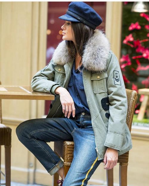 С чем носить зеленую куртку. Женская зеленая куртка: модные сочетания на сезон осень-зима