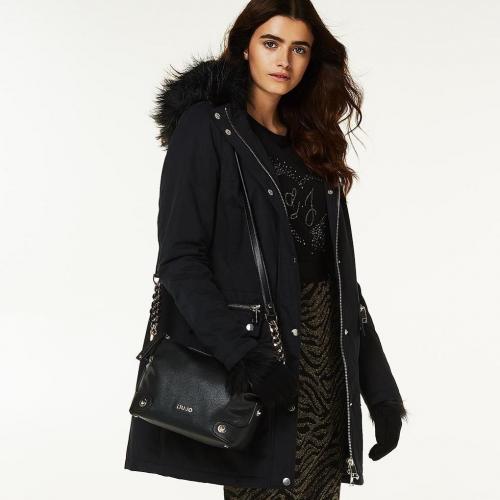 С чем носить черную женскую куртку. Стильные образы с женской черной курткой: зимние идеи и яркие аксессуары