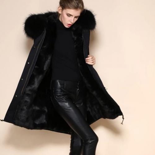 С чем носить черную женскую куртку. Стильные образы с женской черной курткой: зимние идеи и яркие аксессуары