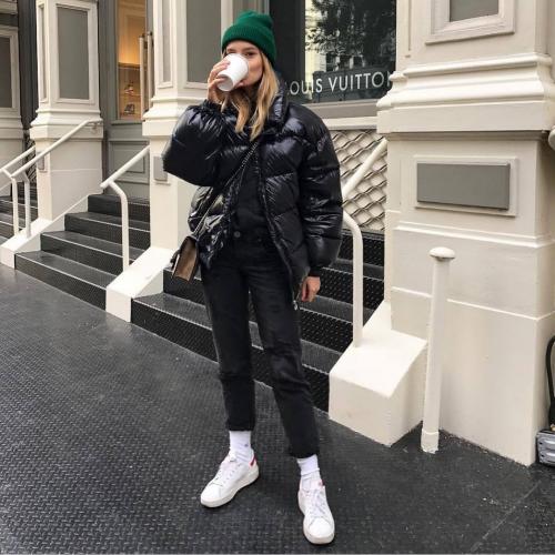 С чем носить черную женскую куртку. Стильные образы с женской черной курткой: зимние идеи и яркие аксессуары