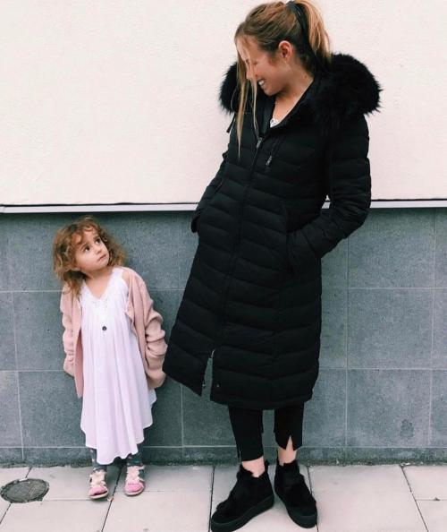 С чем носить черную женскую куртку. Стильные образы с женской черной курткой: зимние идеи и яркие аксессуары