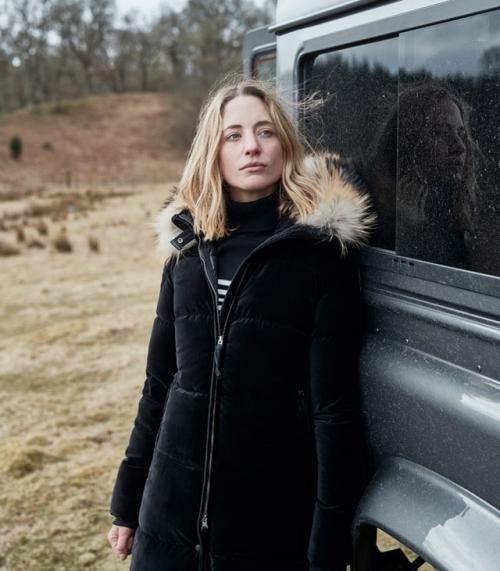 С чем носить черную женскую куртку. Стильные образы с женской черной курткой: зимние идеи и яркие аксессуары