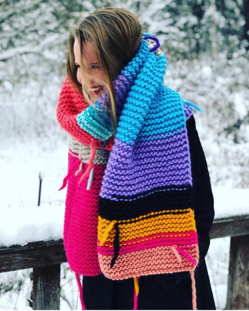 С чем носить черную женскую куртку. Стильные образы с женской черной курткой: зимние идеи и яркие аксессуары