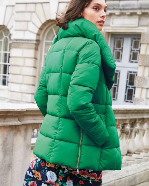 С чем носить зеленую куртку. Женская зеленая куртка: модные сочетания на сезон осень-зима