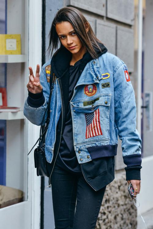 Короткая куртка оверсайз с чем носить. С чем носят джинсовку оверсайз, нюансы создания модных образов