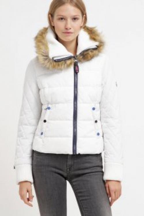 С чем носить белую дутую куртку. Обзор модных фасонов 2022–2022