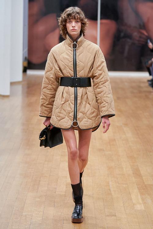 Куртки весна 2022 женские тренды. Модные фасоны курток на 2022 год