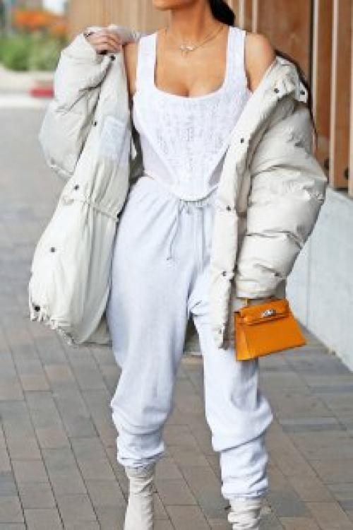 С чем носить белую дутую куртку. Обзор модных фасонов 2022–2022