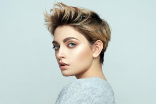 Объемные прически на короткие волосы. 10 стрижек на короткие волосы, придающие объем