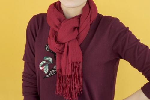 Как носить шарф с курткой без капюшона. Как можно оригинально завязать шарф на куртке?