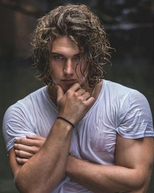 Высокая прическа мужская. Удлиненные мужские прически: сочетание стиля и комфорта