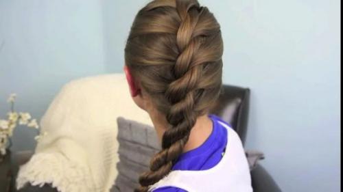 Прически на короткие волосы детям в школу.. Виды красивых причесок для младших школьниц 08