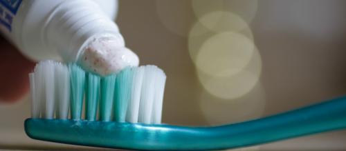 Зубная паста от загара. Отбеливающие пасты: белоснежная улыбка без вреда для зубов? Памятка от стоматолога