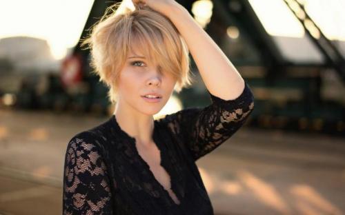 Легкие прически на короткие волосы самой себе. Идеи простых причесок на короткие волосы на каждый день — фото и видео пошагово