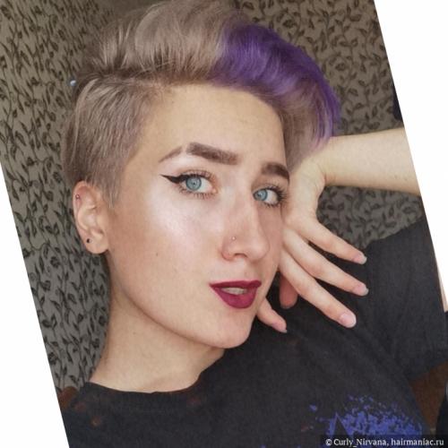 Какие средства необходимо использовать для покраски В блонд дома. Разбавленные пигменты прямого действия В отличие от оттеночных средств, пигменты прямого действия, как правило, не разбавлены косметической базой (если это не пастельные цвета), а являются насыщенными. Это именно те пигменты, которые используют для получения ярких цветов волос. Как же использовать их блондинкам? Необходимо разбавить буквально капли синего или фиолетового пигмента с маской или бальзамом без силиконов и нанести на чистые влажные волосы, выдержать определенное количество времени и смыть.