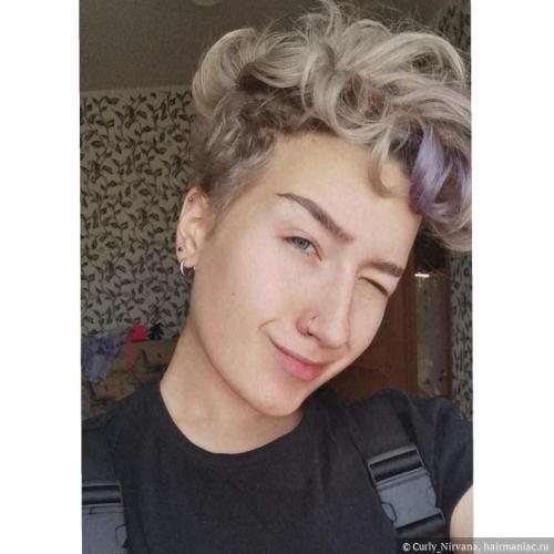 Какие средства необходимо использовать для покраски В блонд дома. Разбавленные пигменты прямого действия В отличие от оттеночных средств, пигменты прямого действия, как правило, не разбавлены косметической базой (если это не пастельные цвета), а являются насыщенными. Это именно те пигменты, которые используют для получения ярких цветов волос. Как же использовать их блондинкам? Необходимо разбавить буквально капли синего или фиолетового пигмента с маской или бальзамом без силиконов и нанести на чистые влажные волосы, выдержать определенное количество времени и смыть.