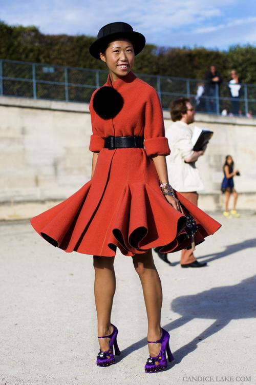 Красное платье с черными туфлями. Какие туфли одеть под красное платье: фото удачных решений