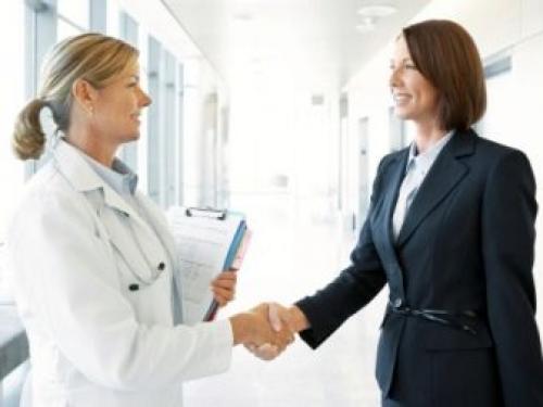 Кто первый должен здороваться ребенок или взрослый. Правила приветствия в деловом кругу 04