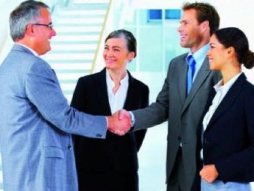 Кто первый должен здороваться ребенок или взрослый. Правила приветствия в деловом кругу 02