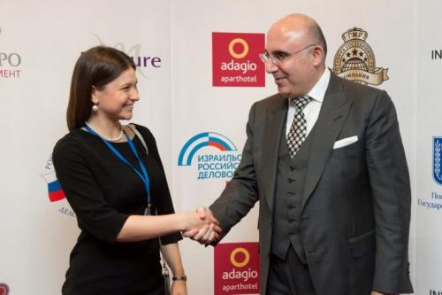 Кто первый должен здороваться ребенок или взрослый. Правила приветствия в деловом кругу 05