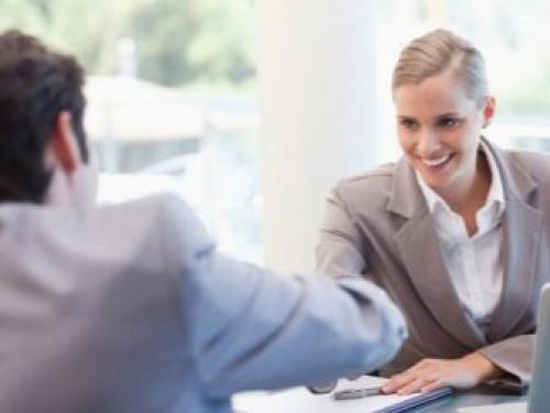 Кто первый должен здороваться ребенок или взрослый. Правила приветствия в деловом кругу 03