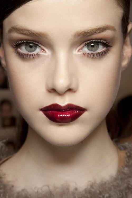 Цвет бургунди помада. Как использовать декоративную косметику цвета бургунди?